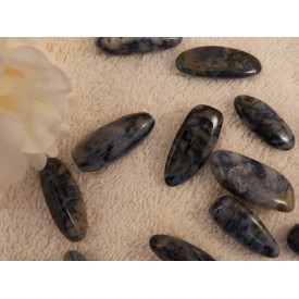 Sodaliet trommelsteen...